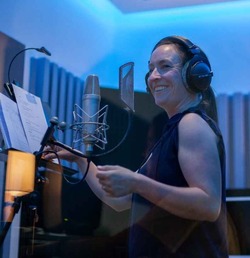 hanna kent in studio